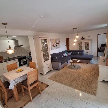 Me Living - - Stadtnaehe Apartment Pula