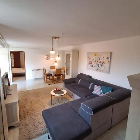 Me Living - - Stadtnähe * Pula